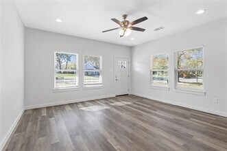 223 W Walker St in Denison, TX - Building Photo - Building Photo