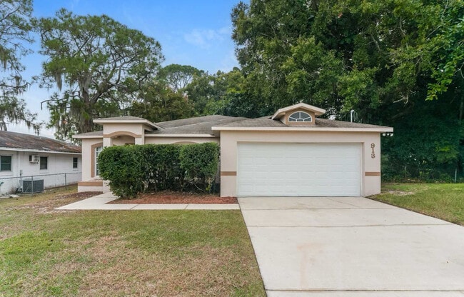 property at 920 W Lake Cannon Dr NW