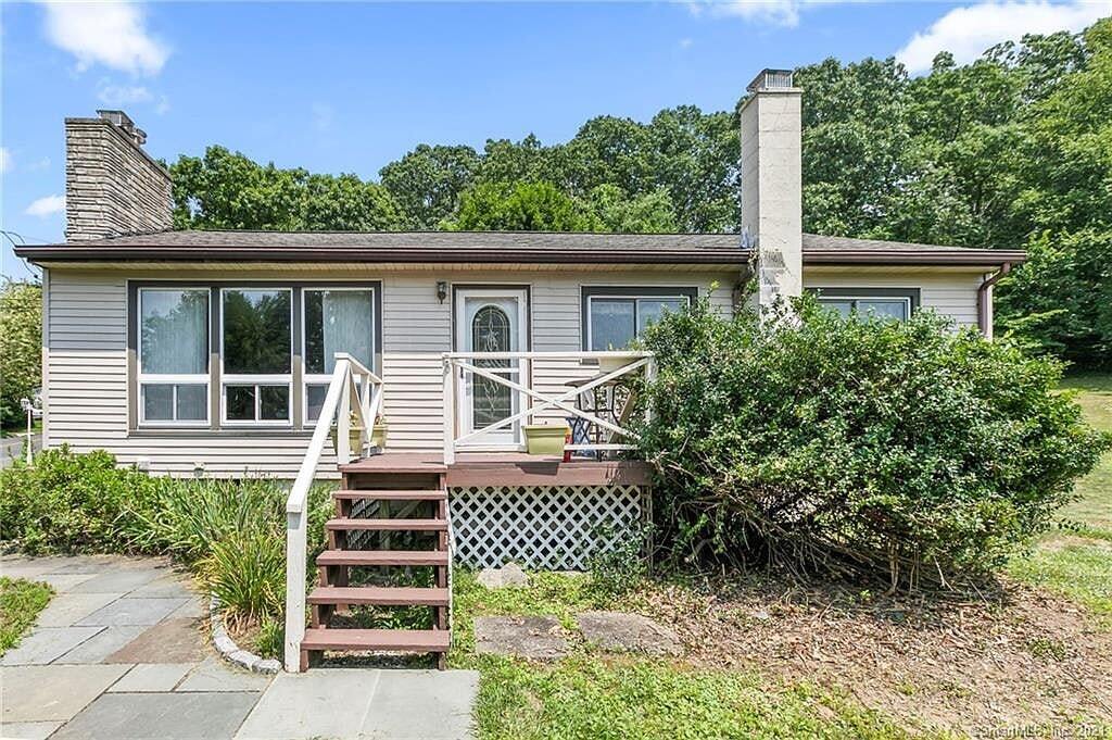 2 Horseshoe Dr in Danbury, CT - Building Photo