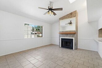 2020 W Union Hills Dr in Phoenix, AZ - Foto de edificio - Building Photo