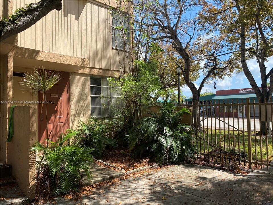 5959 SW 69th St, Unit 106 in South Miami, FL - Building Photo