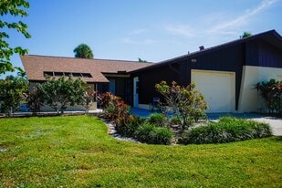 4779 Lakewood Blvd in Naples, FL - Building Photo