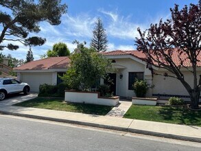8113 Wimbley Way in Bakersfield, CA - Building Photo - Building Photo