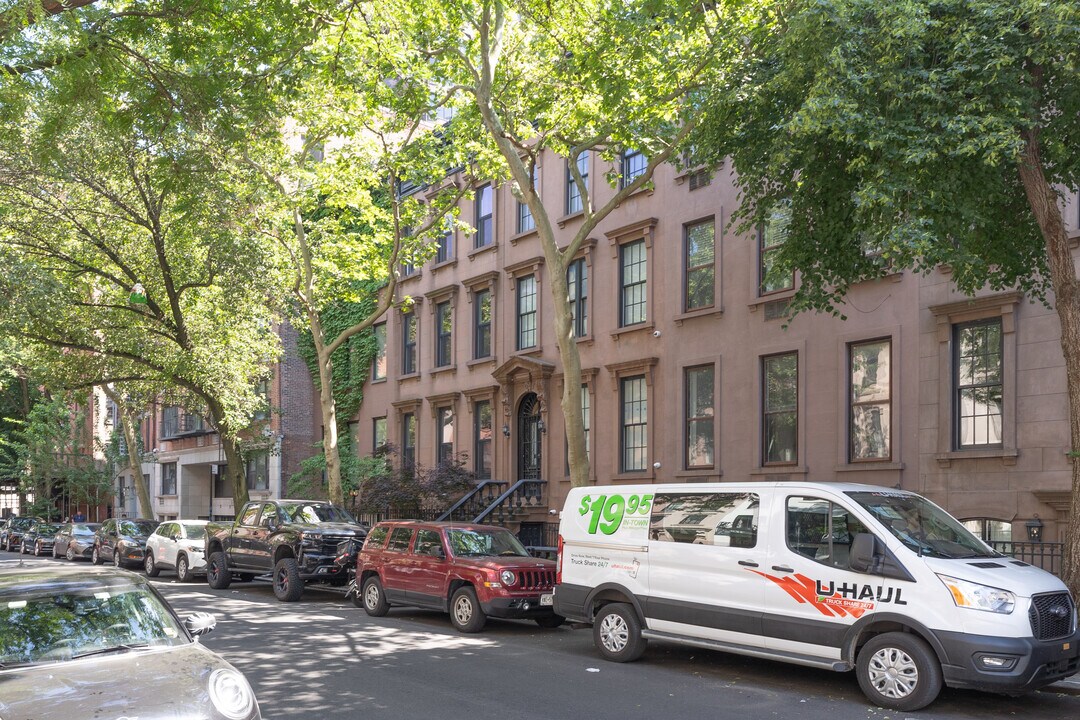 436 E 87th St in New York, NY - Building Photo
