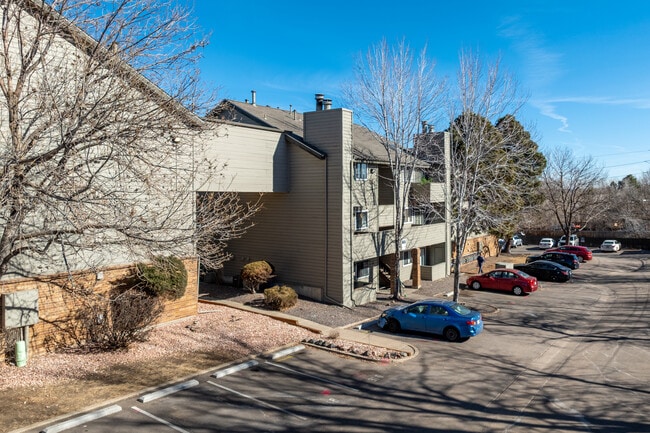 Dartmouth Condominums in Denver, CO - Building Photo - Building Photo