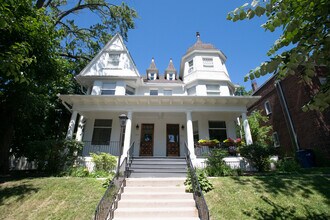 2216 E Ivanhoe Pl in Milwaukee, WI - Foto de edificio - Building Photo