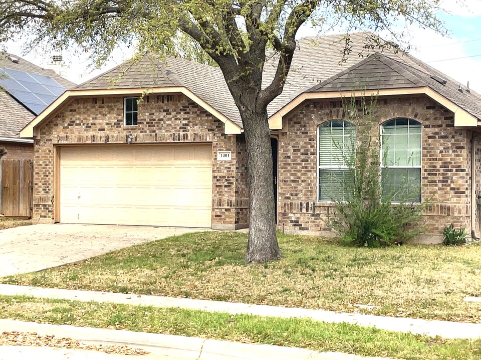 1401 Brownford Dr in Burleson, TX - Building Photo
