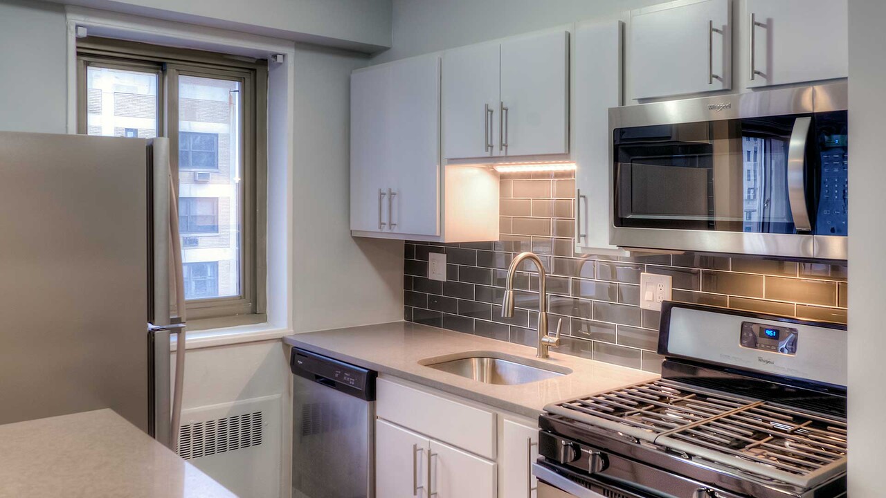 111 E Chestnut St, Unit 10E in Chicago, IL - Foto de edificio