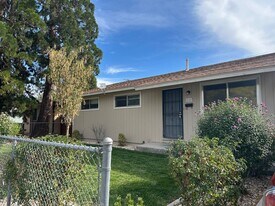 15 E Lenwood Dr in Sparks, NV - Building Photo