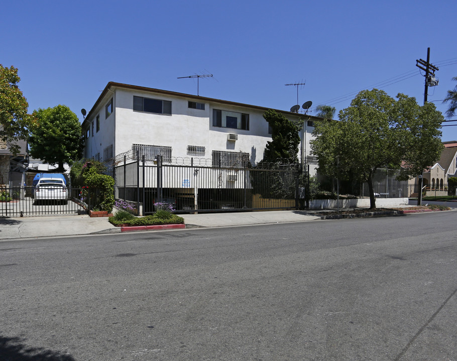 938 S Gramercy Dr in Los Angeles, CA - Foto de edificio