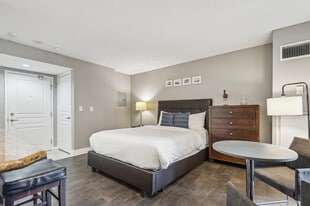 136 Simcoe St in Toronto, ON - Building Photo