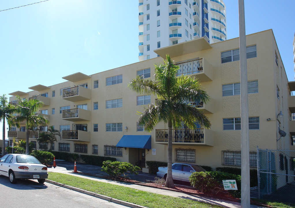 700 NE 23rd St in Miami, FL - Foto de edificio