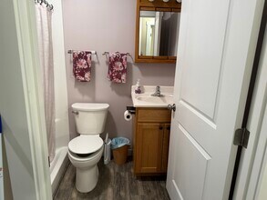 125 High St, Unit B in Oakland, ME - Foto de edificio - Building Photo