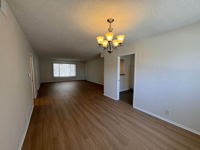 1065 S Holt Ave in Los Angeles, CA - Building Photo - Building Photo
