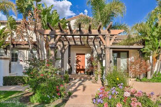 1050 Via Sorrento in Thousand Oaks, CA - Building Photo - Building Photo