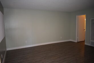 Cerise  (Fountain Villa) in Hawthorne, CA - Building Photo - Interior Photo