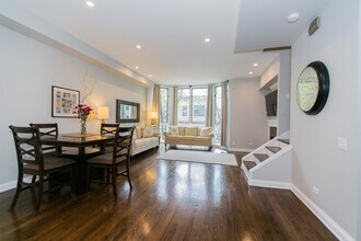 2005 N Hoyne Ave in Chicago, IL - Building Photo - Building Photo