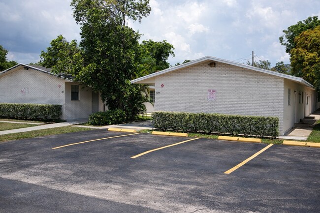 $995 Deposit w/ approved credit on this Great Neighborhood and Location - WASHER and DRYER IN UNIT! in Pompano Beach, FL - Foto de edificio - Building Photo