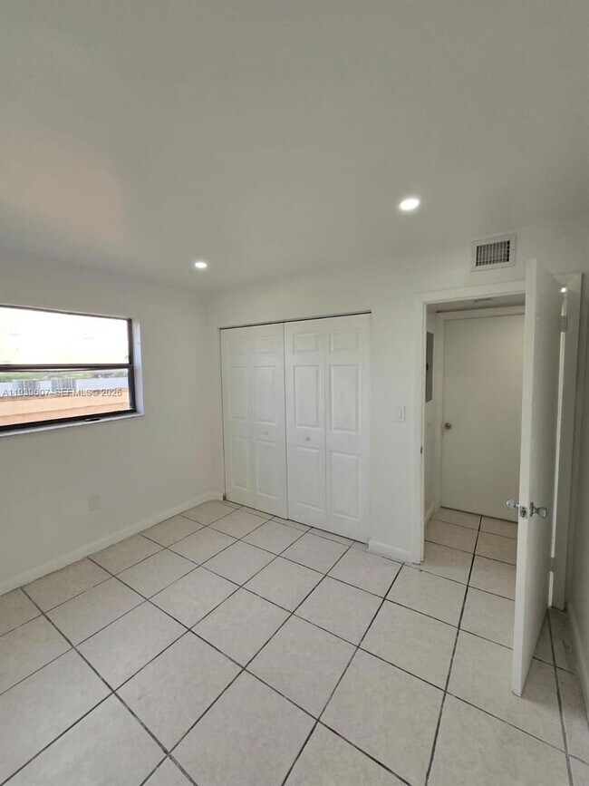 2727 NW 17th Ter, Unit 404 in Miami, FL - Foto de edificio - Building Photo