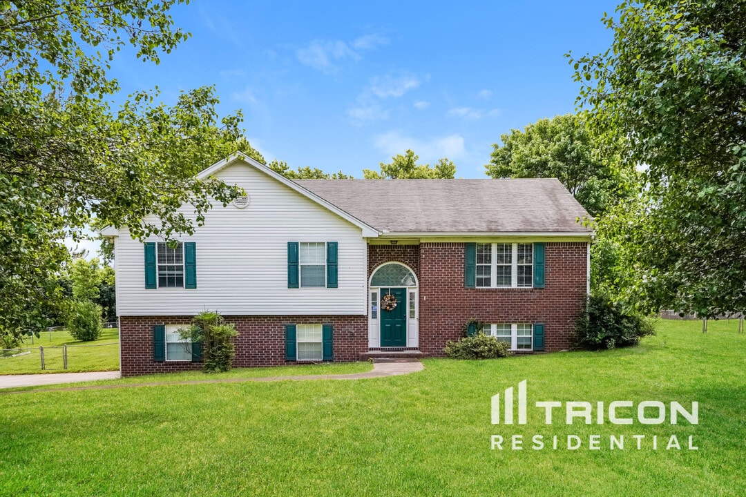 1005 Falcon Crest in Gallatin, TN - Building Photo