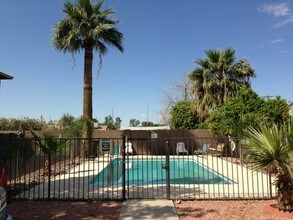 Orangewood in Phoenix, AZ - Building Photo - Building Photo