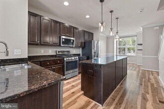 336 White Oak Way in Glen Burnie, MD - Building Photo - Building Photo