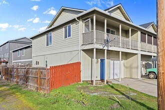 3465 Avenue C in White City, OR - Building Photo - Building Photo