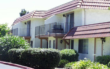 Lake Park Terrace in San Marcos, CA - Building Photo - Building Photo