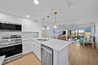 6051 Sun Blvd in St. Petersburg, FL - Foto de edificio - Building Photo