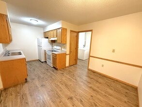 343 Twin Oak Dr in Altoona, WI - Building Photo - Building Photo