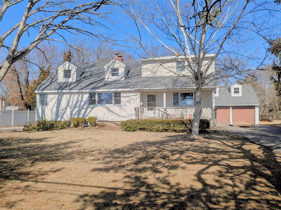 930 Tooker Ave in West Babylon, NY - Building Photo