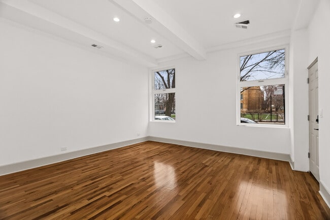 2030 N Oakley Ave in Chicago, IL - Building Photo - Building Photo