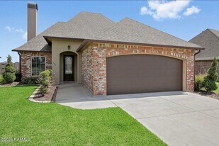 204 Crenshaw Dr in Lafayette, LA - Building Photo