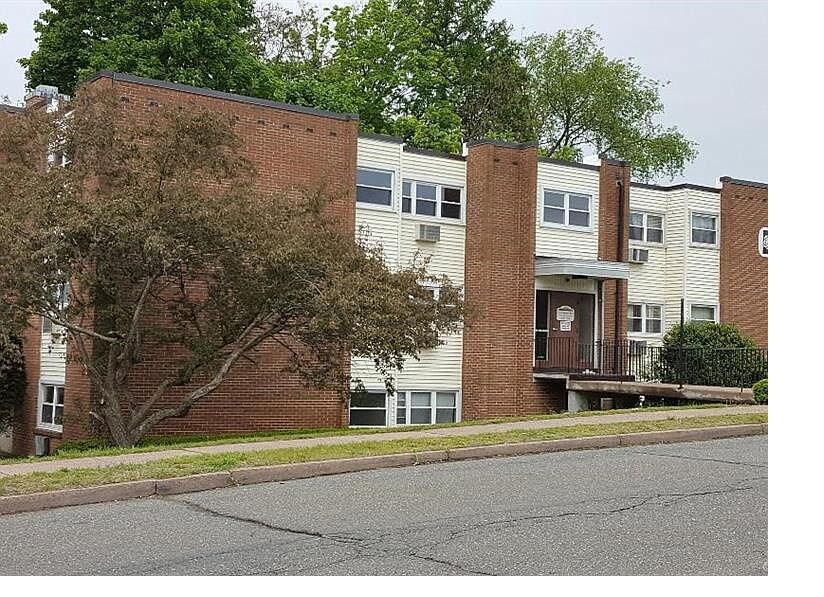 2 Thompson Rd, Unit B in Manchester, CT - Building Photo