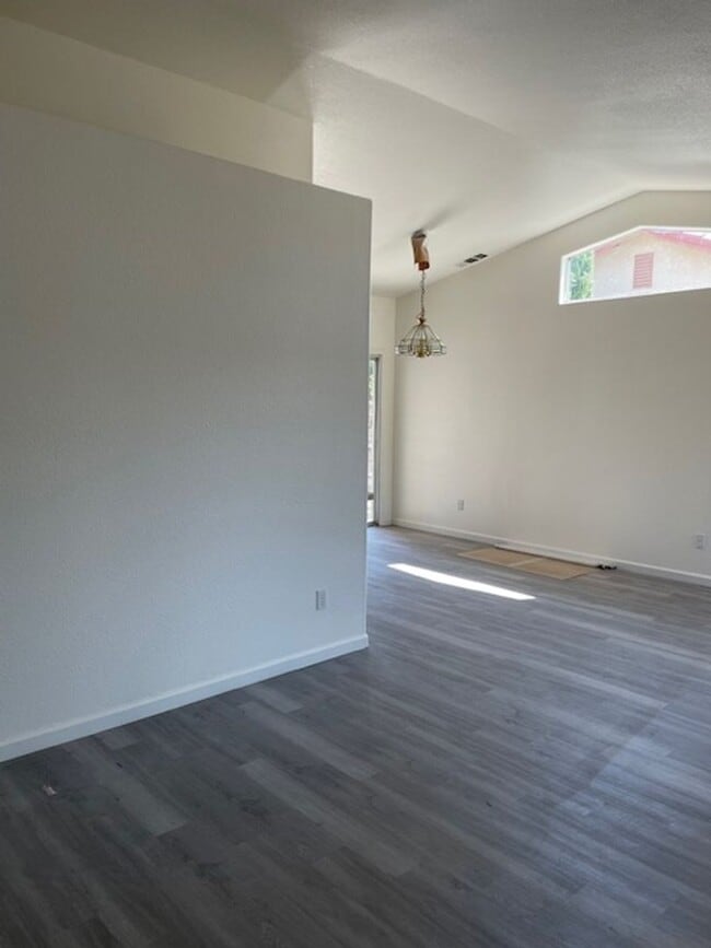 470 Winemaker St in Los Banos, CA - Building Photo - Building Photo