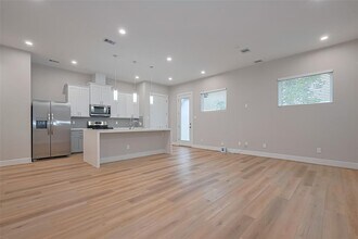 8106 Esther Acres Ln in Houston, TX - Building Photo - Building Photo