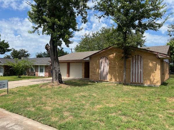 806 Phillips Dr in Ennis, TX - Building Photo - Building Photo