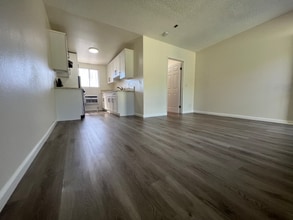 7424 Radford Ave, Unit 209 in Los Angeles, CA - Foto de edificio - Building Photo