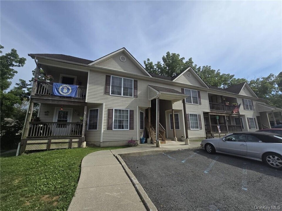 105 N Montgomery St in Walden, NY - Building Photo