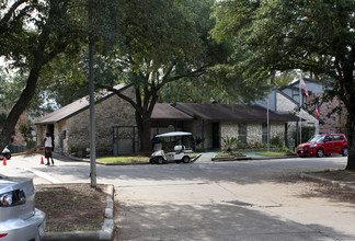 800 Bellshire Apartments in Conroe, TX - Foto de edificio - Building Photo