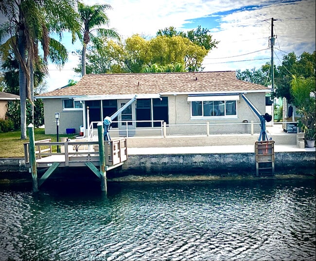 13729 Cox Ave in Hudson, FL - Foto de edificio - Building Photo