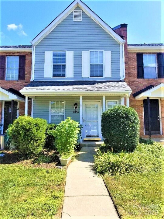 8236 Golf Ridge Dr in Charlotte, NC - Building Photo