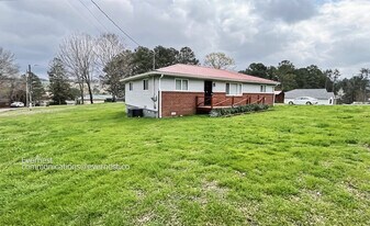 129 Neal Dr in Rossville, GA - Building Photo