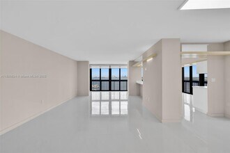 2333 Brickell Ave in Miami, FL - Building Photo - Building Photo