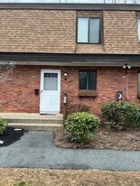 11 King Arthur Dr in East Lyme, CT - Building Photo