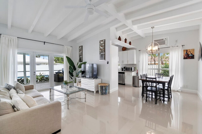2407 NE 33rd Ave in Fort Lauderdale, FL - Building Photo - Building Photo