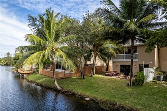 9881 Fairway Cove Ln in Plantation, FL - Building Photo - Building Photo