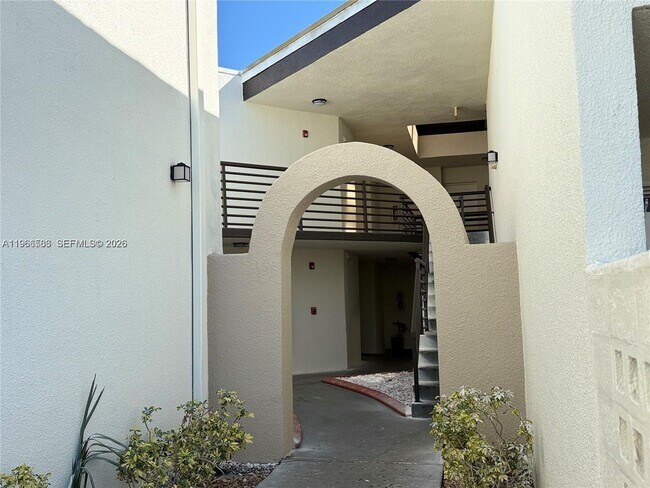 9705 Fontainebleau Blvd in Miami, FL - Building Photo - Building Photo