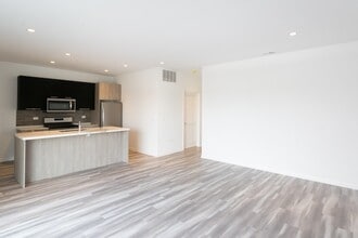 2535 W Fullerton Ave in Chicago, IL - Building Photo - Building Photo