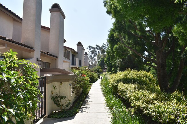 7640 Palmilla Dr in San Diego, CA - Building Photo - Building Photo